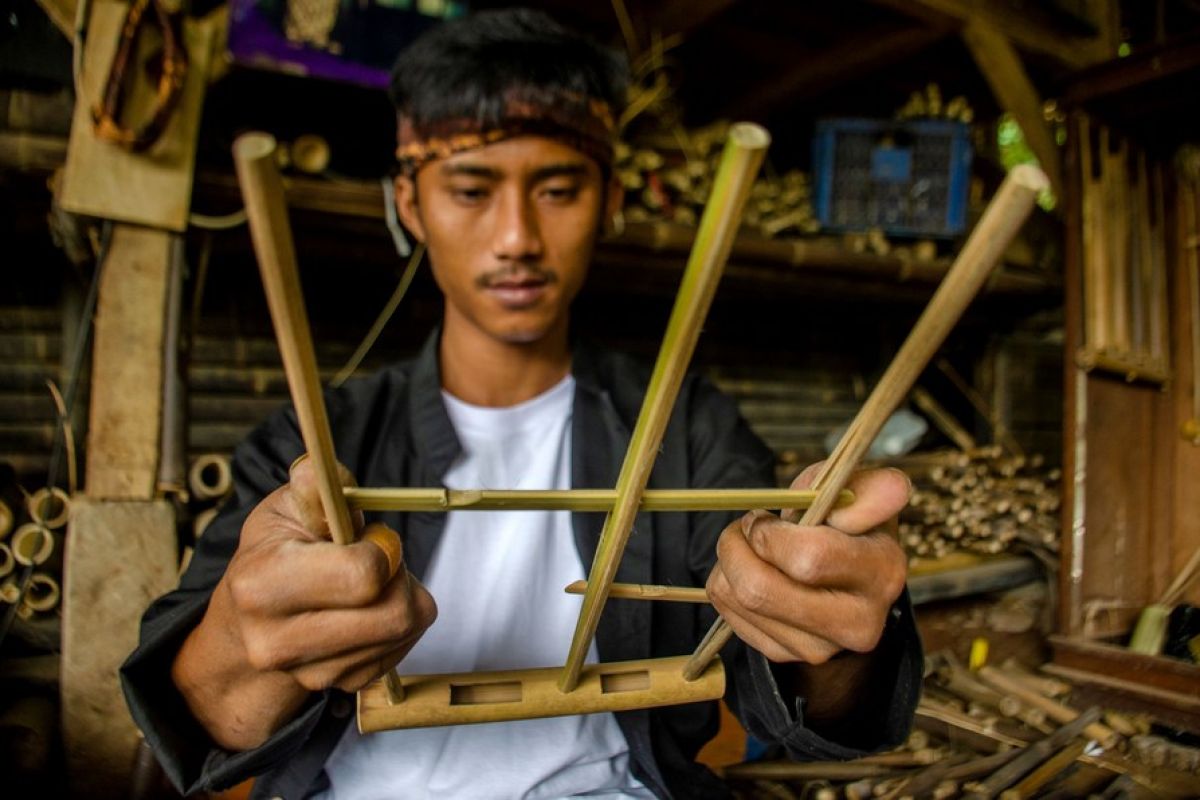 Mengintip pembuatan angklung di Bandung