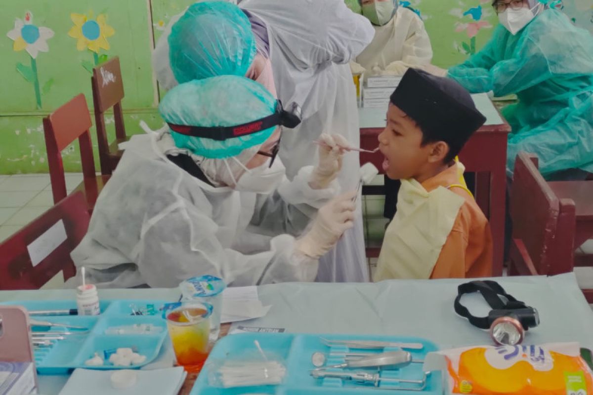 Mahasiswa kedokteran gigi USU gelar pemeriksaan gigi anak di Sekolah Bintang Rabbani Dompet Dhuafa Waspada