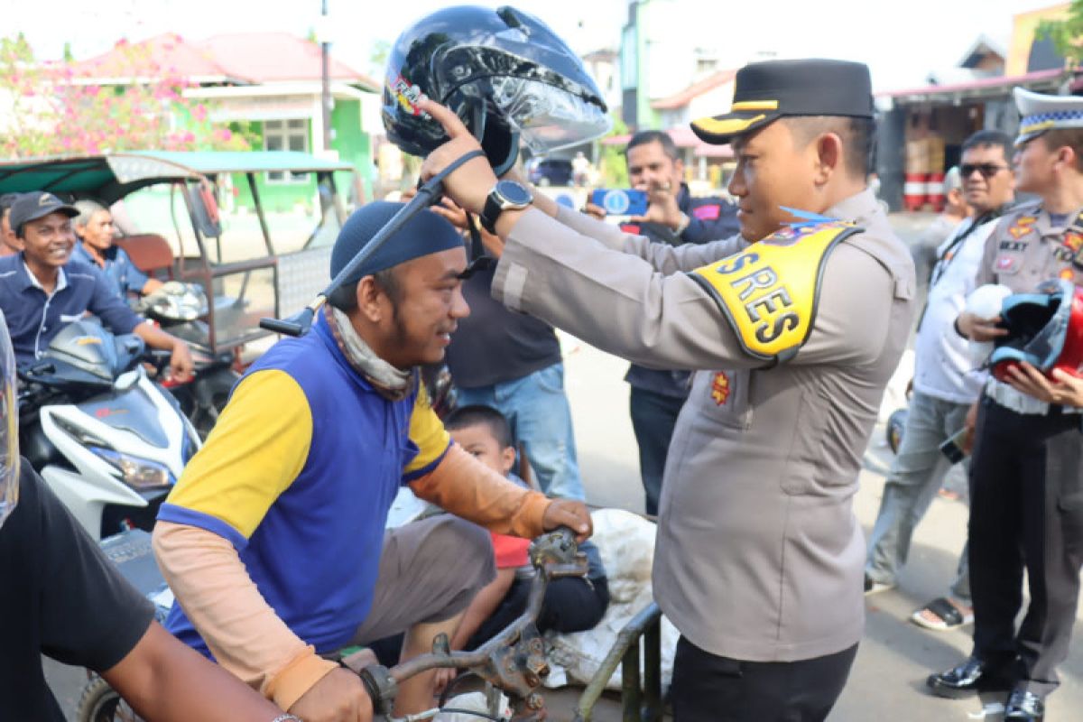 Polres Pasaman Barat bagikan helm gratis ke masyarakat Air Bangis