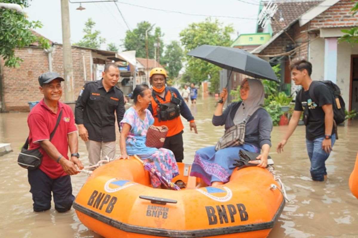 BPBD Jatim bantu logistik banjir di Mojokerto