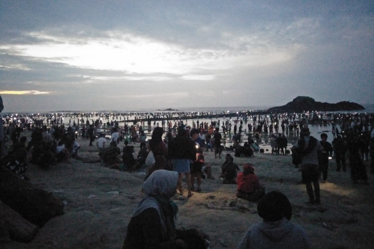 Ribuan warga ikuti puncak Festival Bau Nyale di Pantai Seger Mandalika