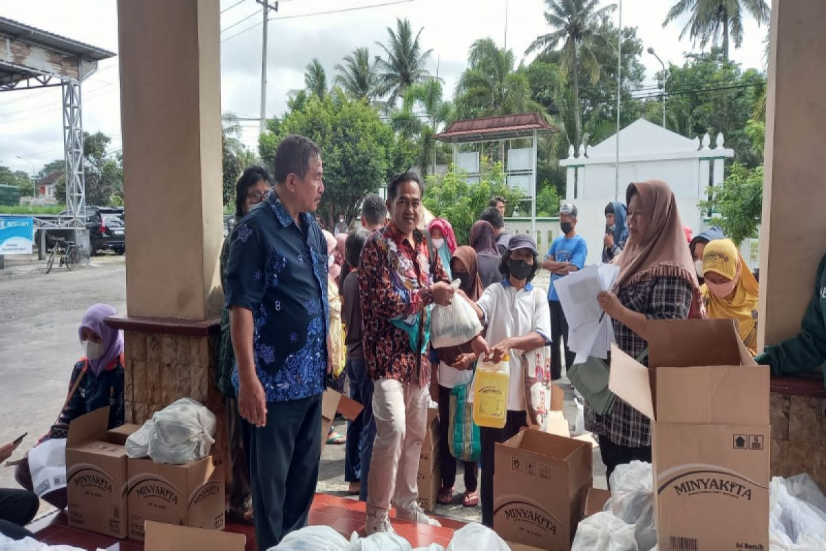 Pemkab Kulon Progo melaksanakan operasi pasar jaga stabilitas harga