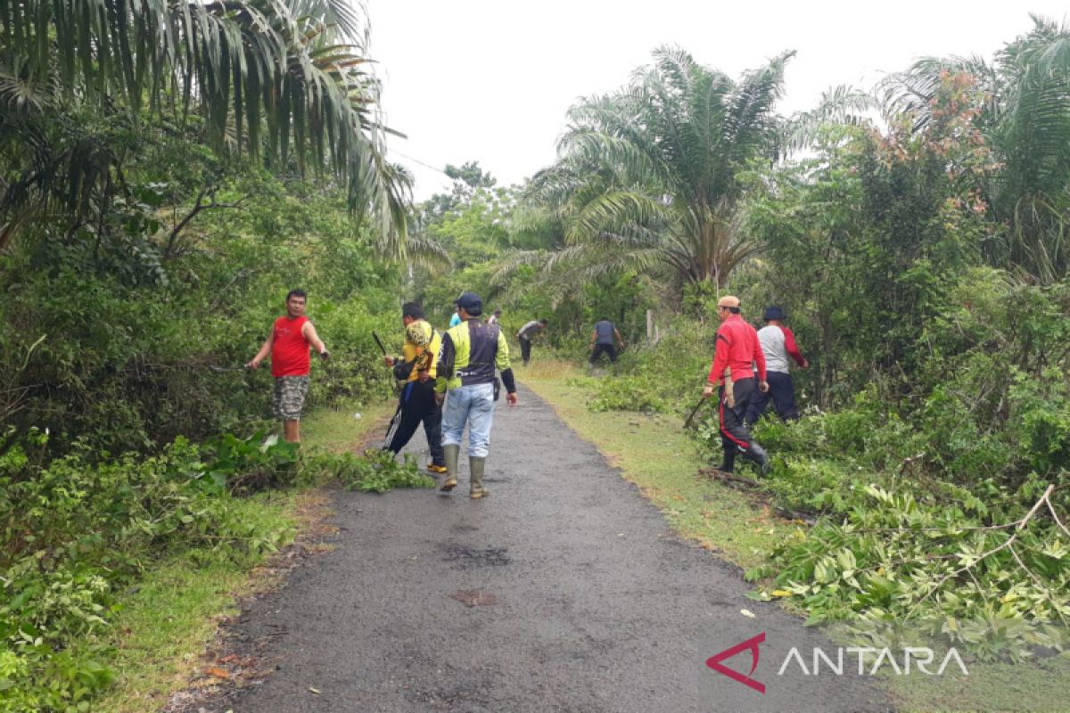 Wartawan Mukomuko bersihkan pemakaman umum peringati HPN