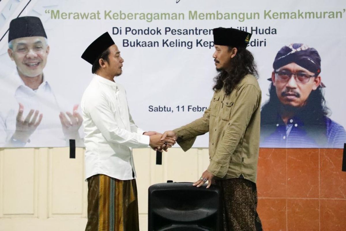 Gus-Gus Nusantara Jatim serahkan bantuan pengeras suara
