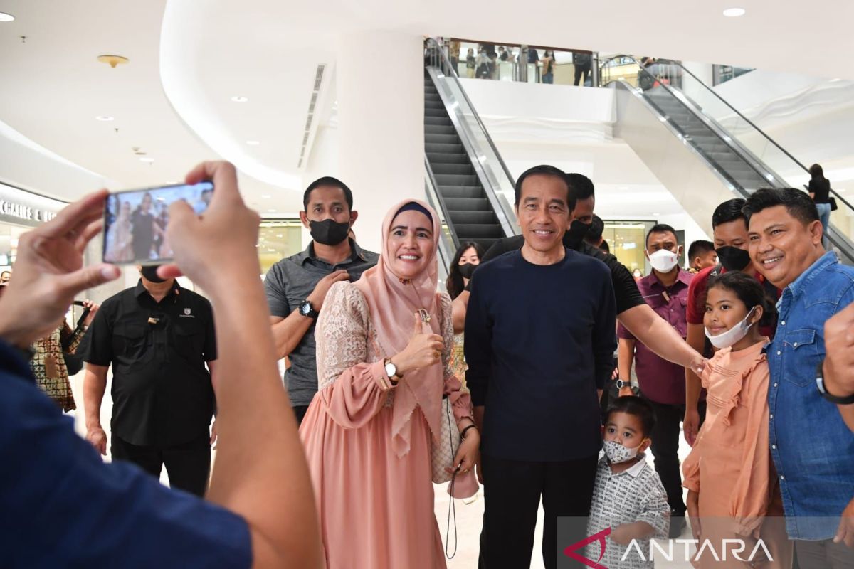 Presiden Jokowi mengajak Sedah Mirah dan Al Nahyan kunjungi mal di Medan