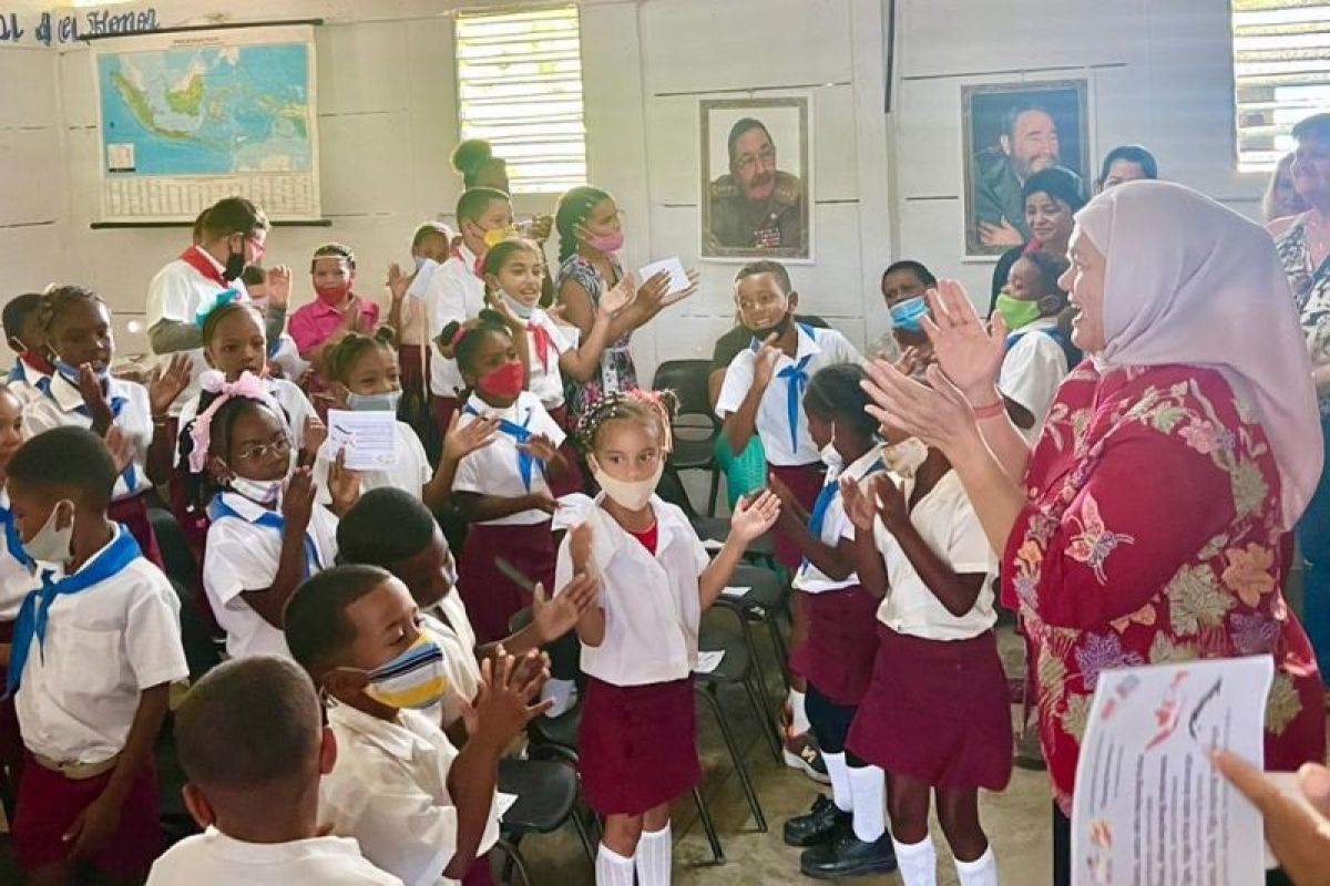 KBRI Havana berkunjung dan beri bantuan untuk sekolah Indonesia di Kuba