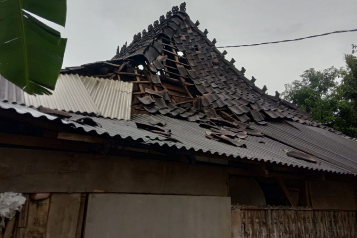 Bencana puting beliung di Jepara akibatkan 31 rumah rusak