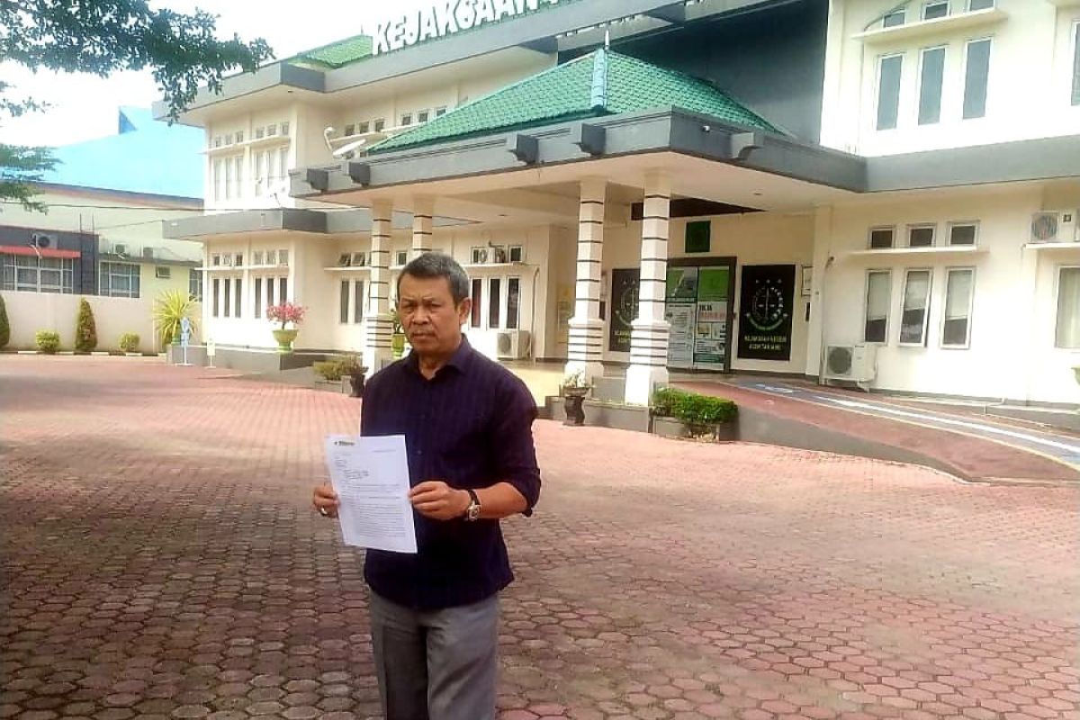 LembAHtari laporkan kasus program budidaya singkong ke Kejari Aceh Tamiang