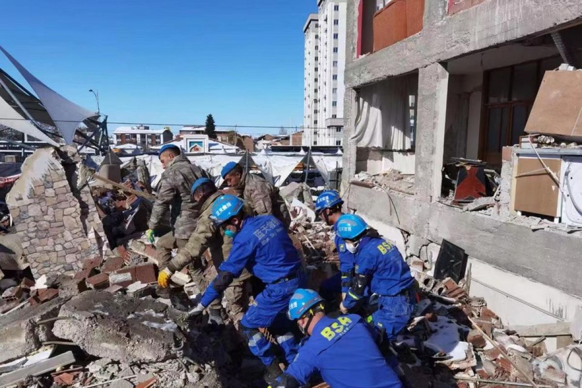 Tim China bantu selamatkan korban yang terjebak reruntuhan di Turki