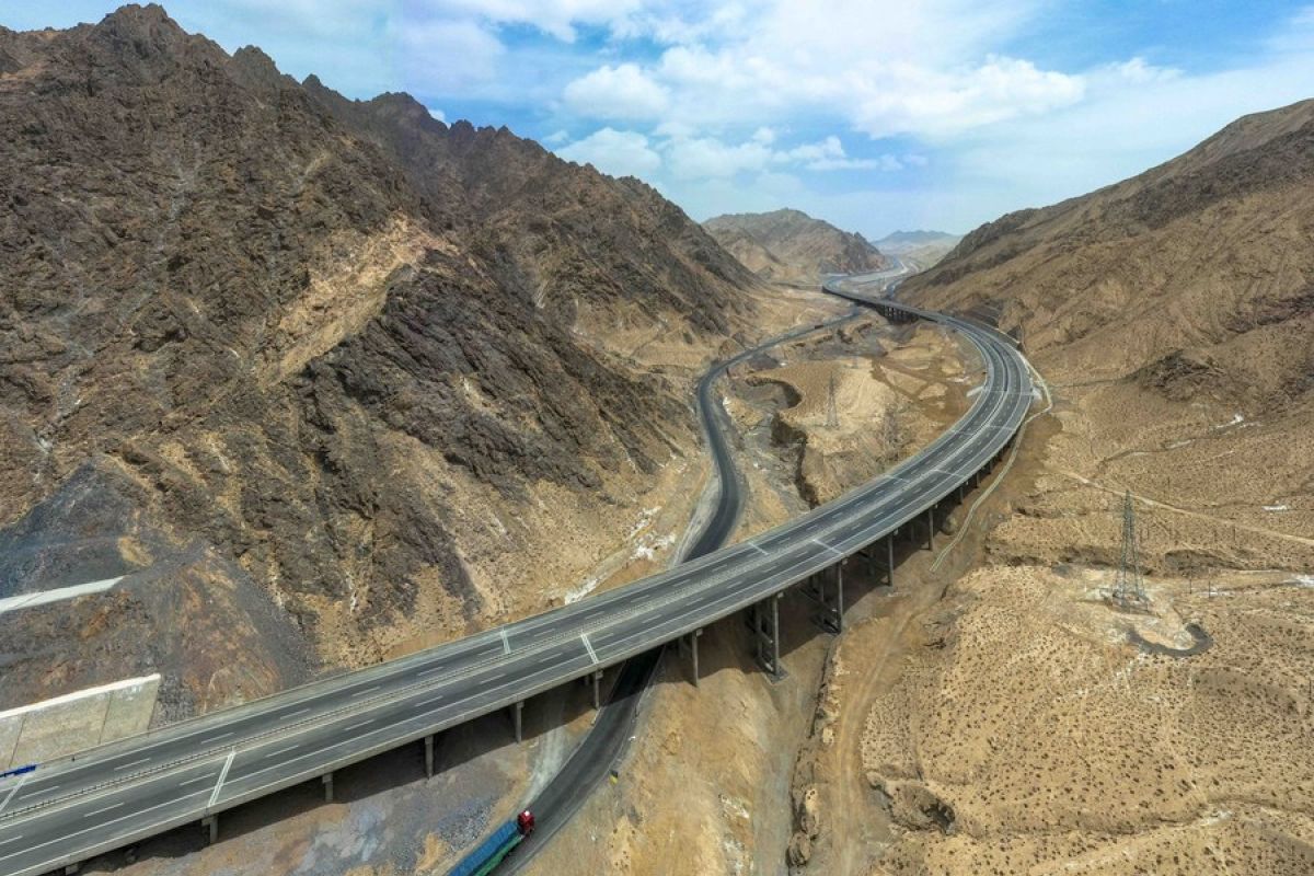Xinjiang investasikan 8 miliar yuan untuk pembangunan jalan pedesaan