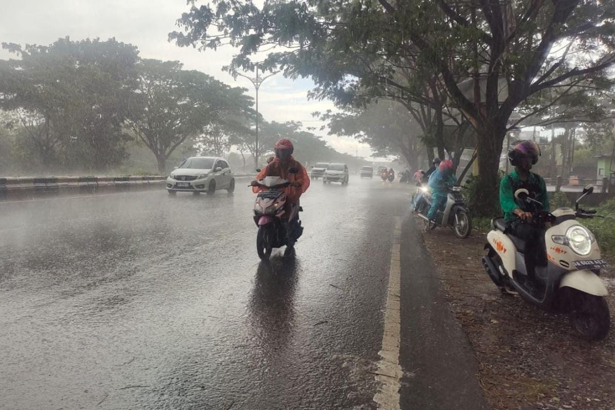 Hujan lebat disertai petir diprakirakan guyur Kota Banjarmasin