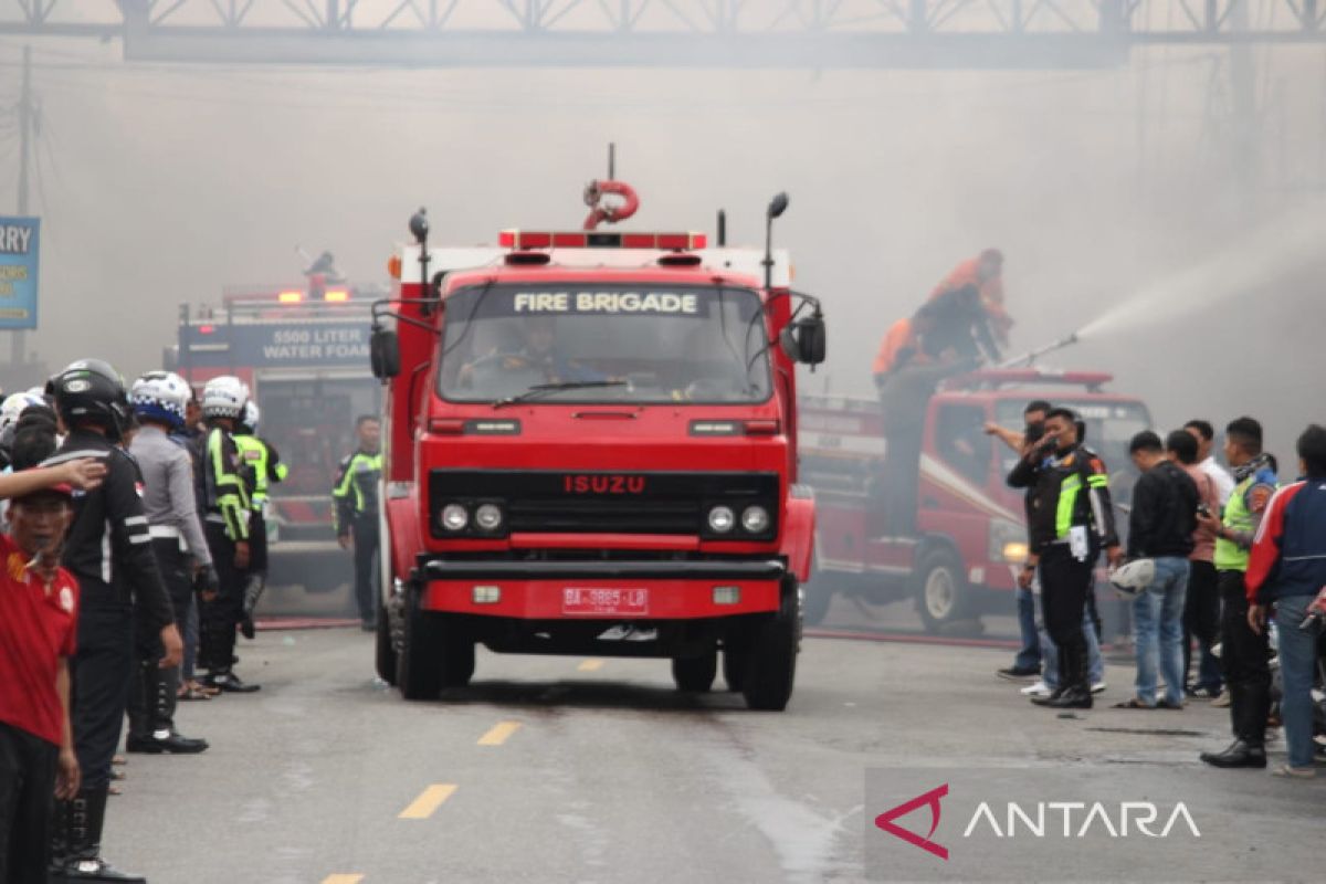 Kebakaran besar di Agam hanguskan belasan kendaraan dan toko, kerugian capai Rp10 miliar