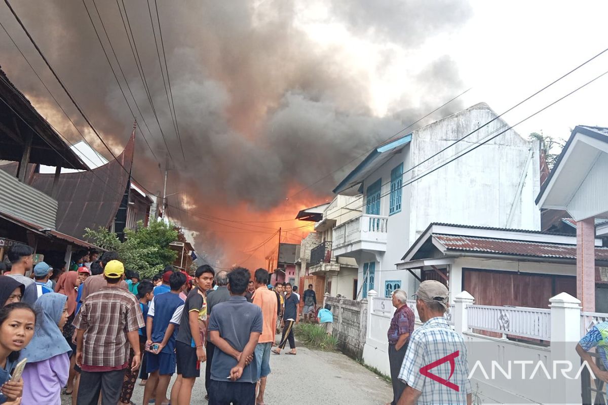 13 rumah hangus terbakar di Kinari Kabupaten Solok, Termasuk Tiga Rumah Gadang