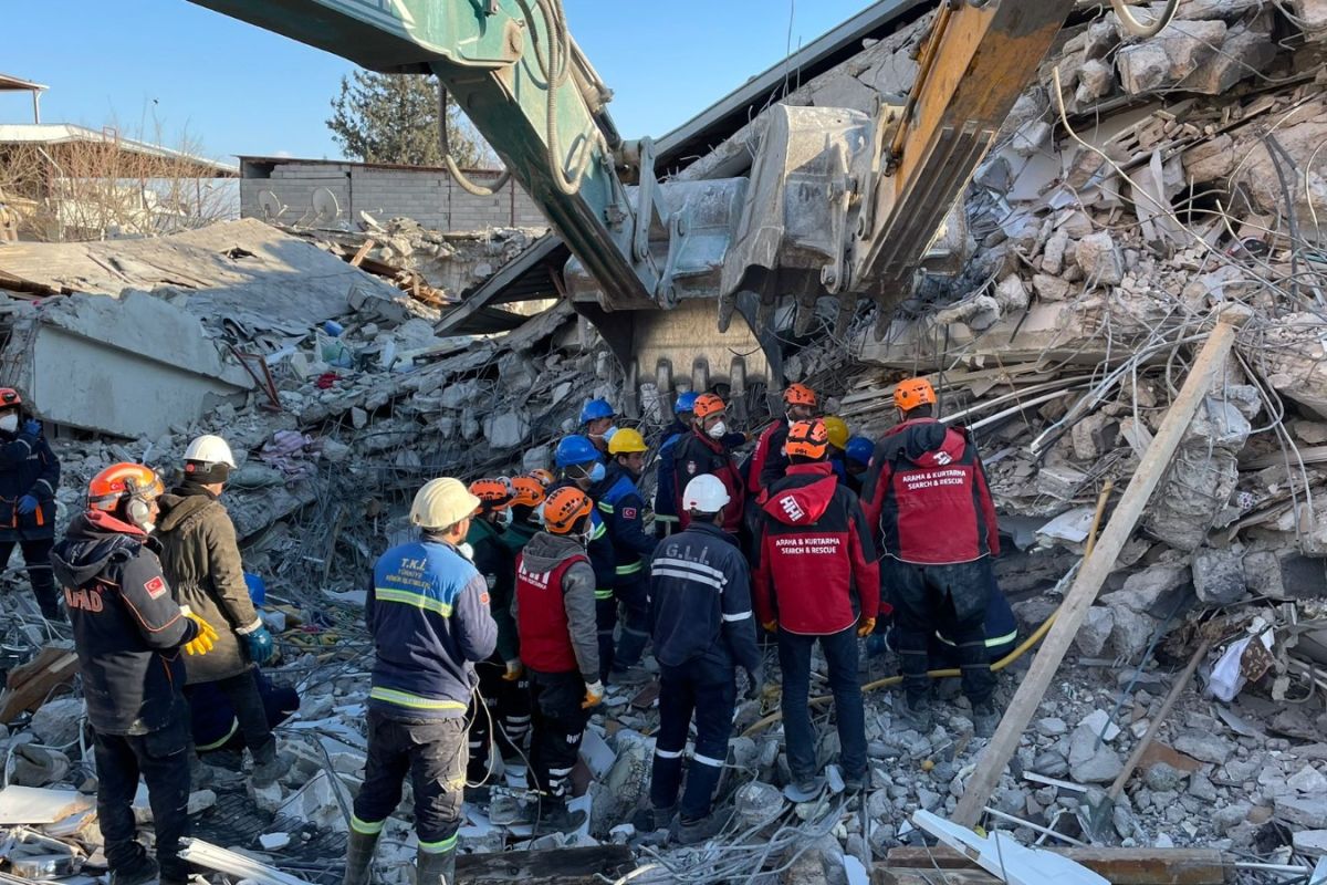 Relawan Makassar dan Turki temukan korban gempa masih hidup