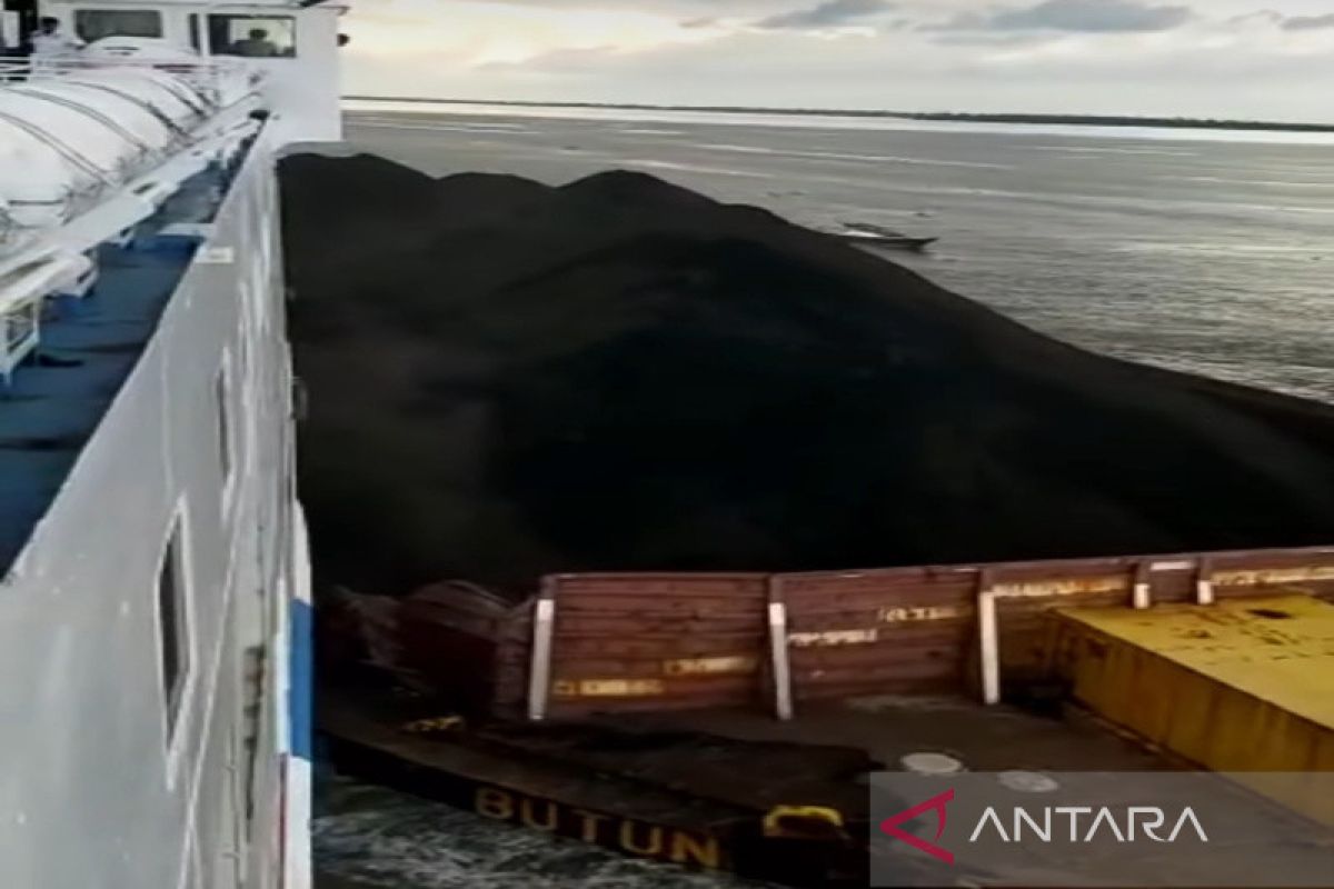 Polda Kalsel lidik insiden tubrukan kapal tumpahkan batu bara ke laut