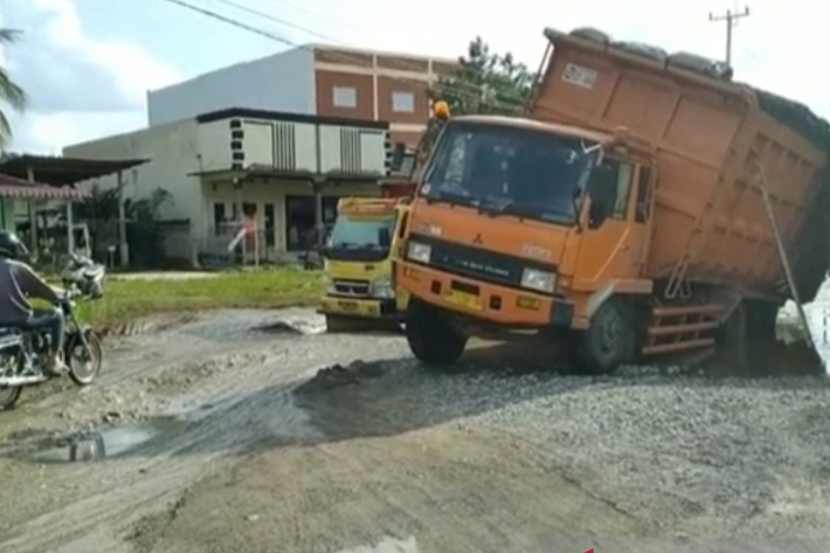 Truk tonase berat picu kerusakan jalan di Inhu