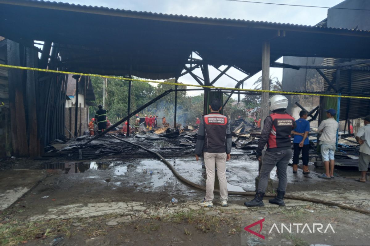 Tiga semi ruko di Bengkulu hangus terbakar