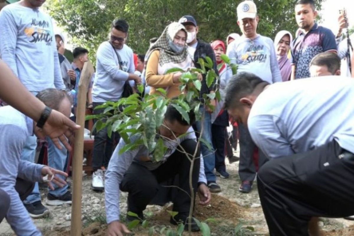 Pj Wali Kota mendukung SMAN 2 Kendari buat gerakan tanam pohon