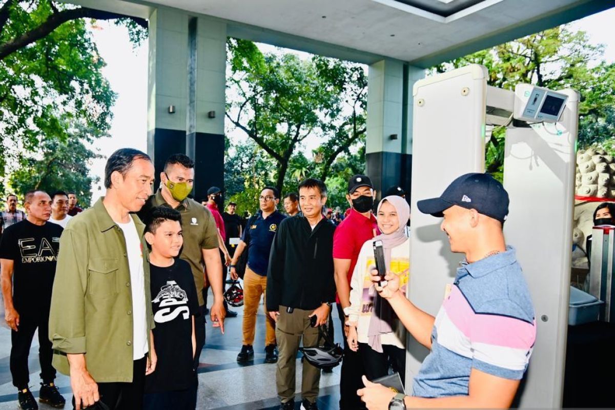 Pelajar SD kejar Presiden Jokowi hingga 1 km untuk foto bersama