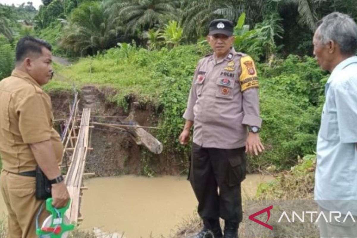 Kaltim kemarin, dari jembatan putus di Paser hingga pembagian kelambu pekerja IKN