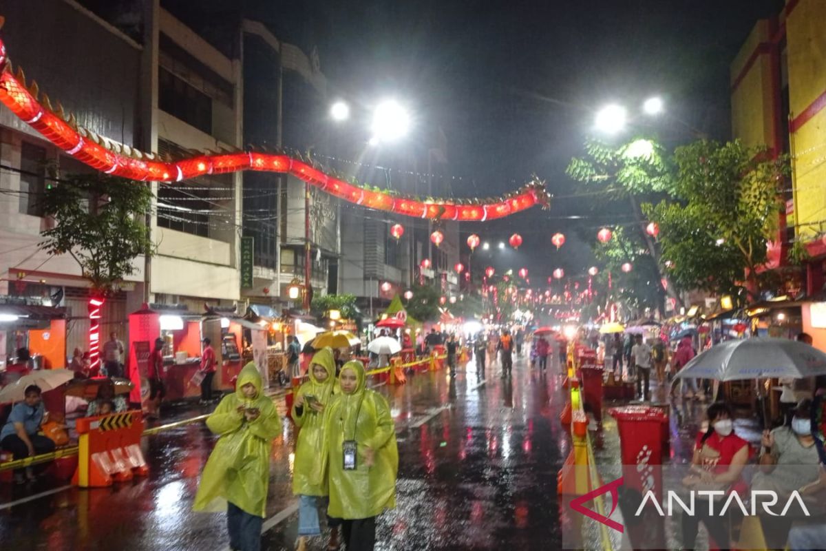 Festival Cap Go Meh, hujan deras tak surutkan masyarakat datangi Kya-Kya