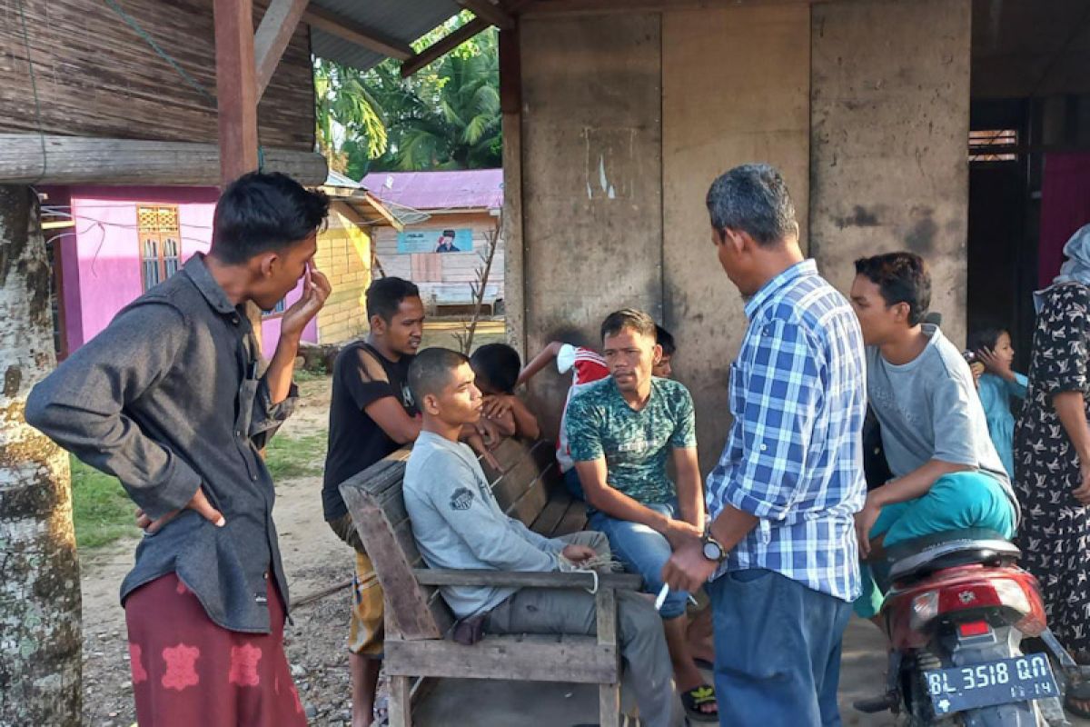 Seorang pria kepergok mencuri sepeda motor