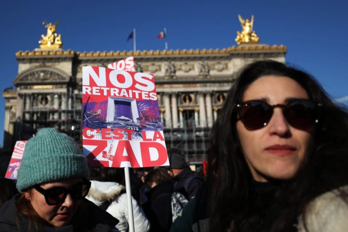 Kaum perempuan Prancis serempak memprotes rencana perubahan usia pensiun