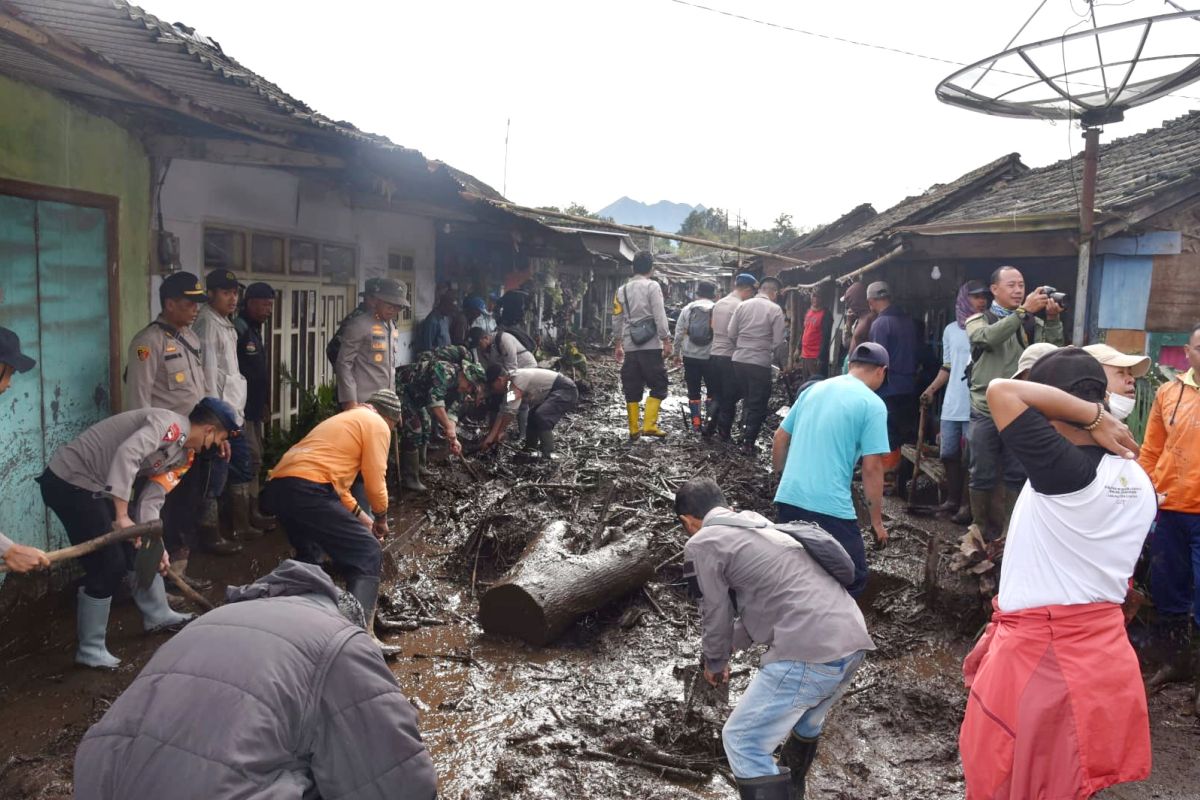 Polres Bondowoso terjunkan 156 personel bantu tangani banjir