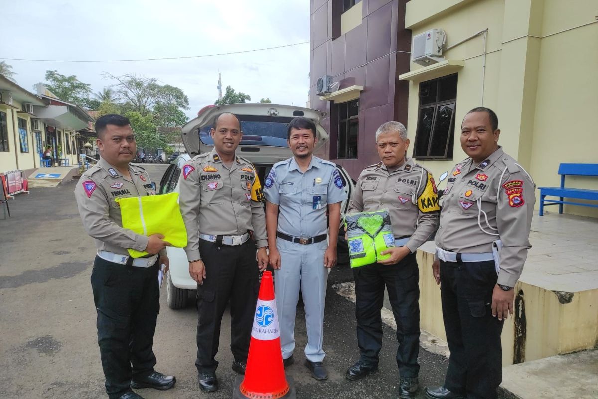 Jasa Raharja Banten Bantu Trafficcone, Jas Hujan Dan Rompi Dukung Operasi Keselamatan Maung 2023