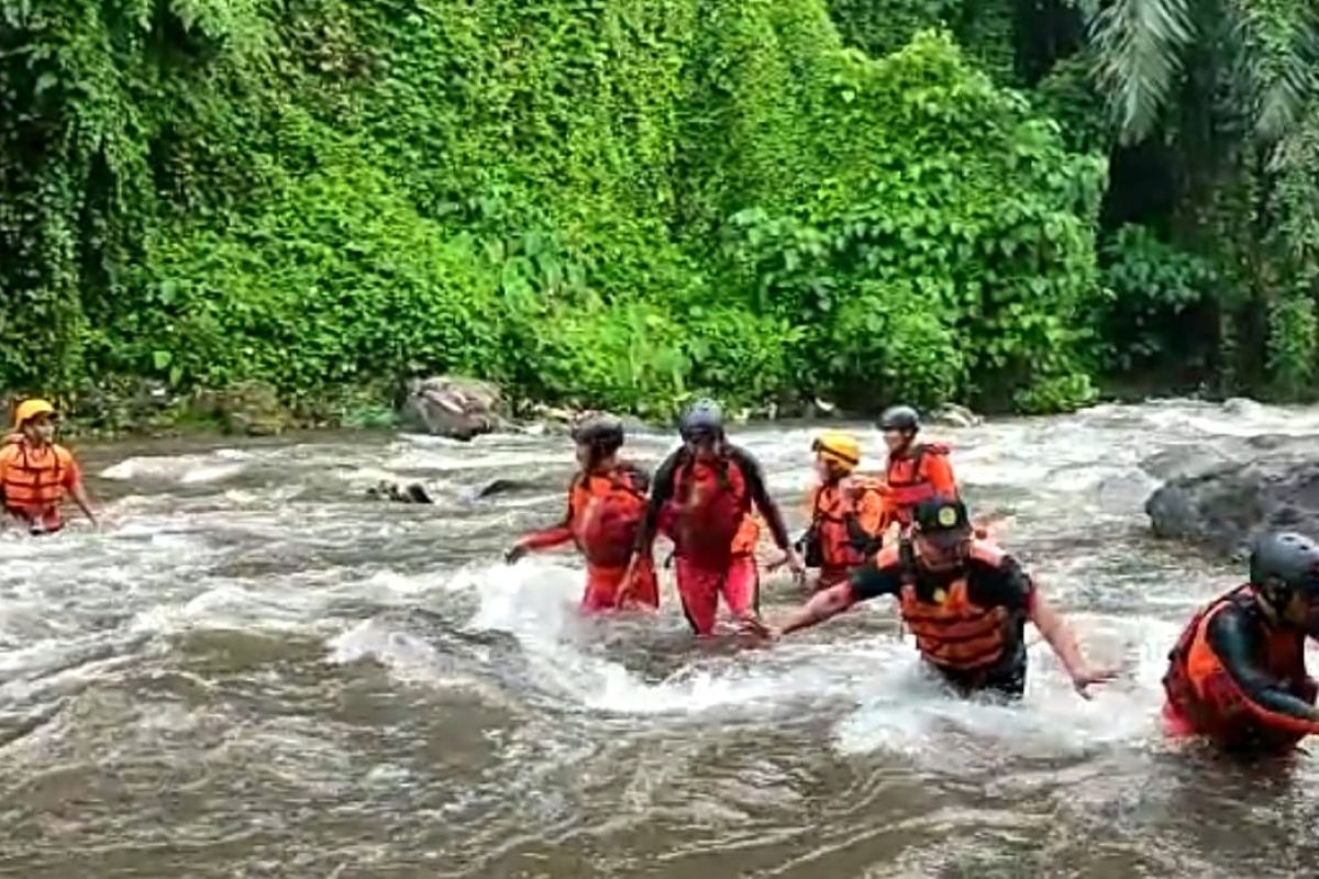 Tim SAR mencari siswa SD hilang di sungai Lombok Timur