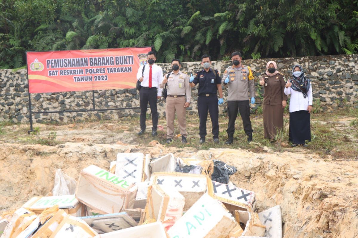 Polres Tarakan musnahkan puluhan box ikan dan cumi dari Malaysia