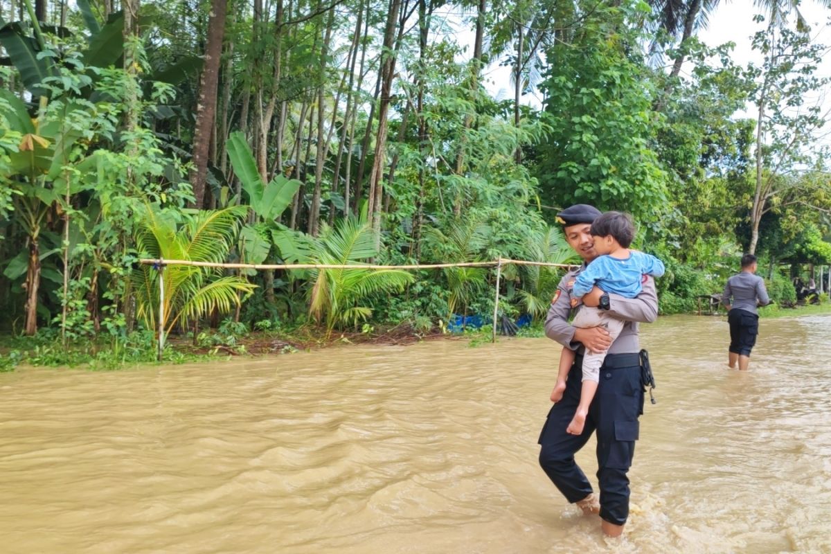 Anggota Polres Lombok Barat berjibaku membantu warga terdampak banjir