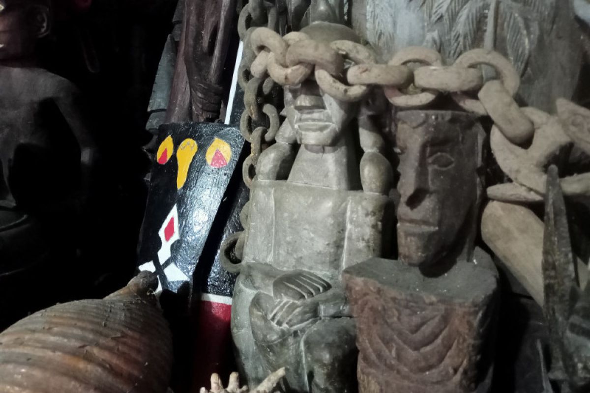 Darwati bertahan jualan barang antik di tengah gempuran modernisasi