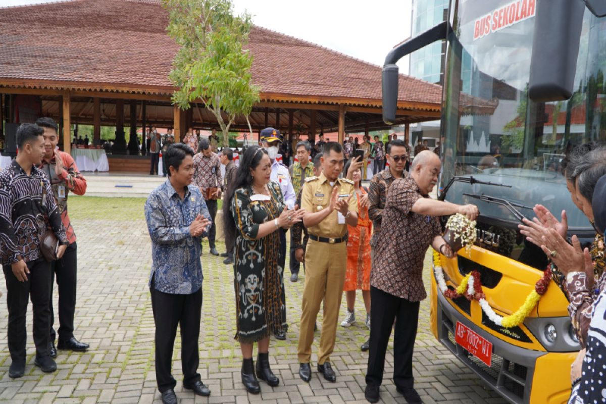 Pemda DIY menyerahkan bantuan bus sekolah ke Pemkab Gunungkidul tiga unit