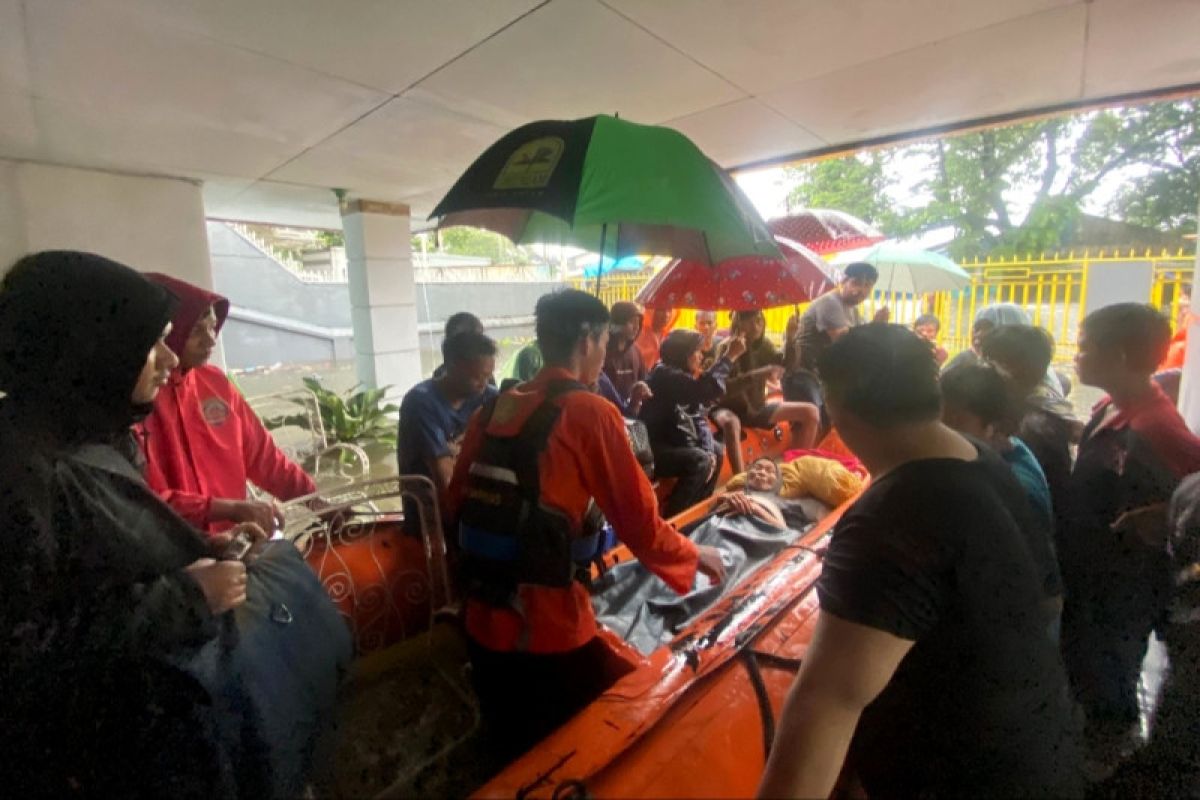 Basarnas Sulsel kerahkan tim evakuasi korban banjir Makassar