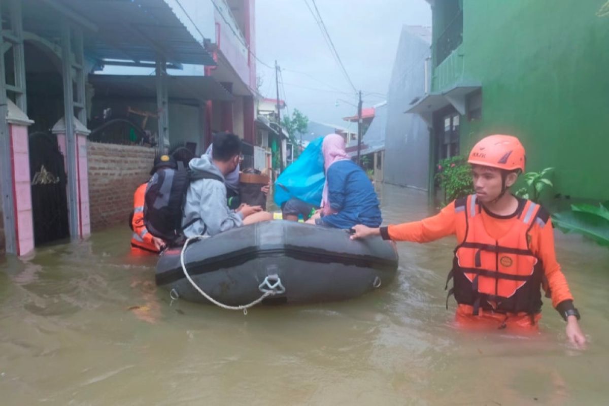 Belasan kecamatan dilanda banjir