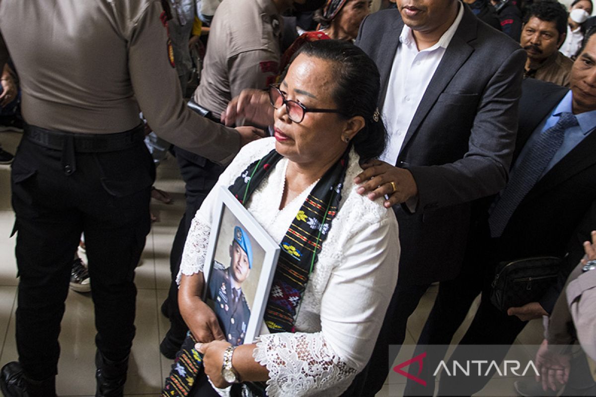 Ibunda bawa foto Yosua Hutabarat ke ruang sidang vonis Ferdy Sambo