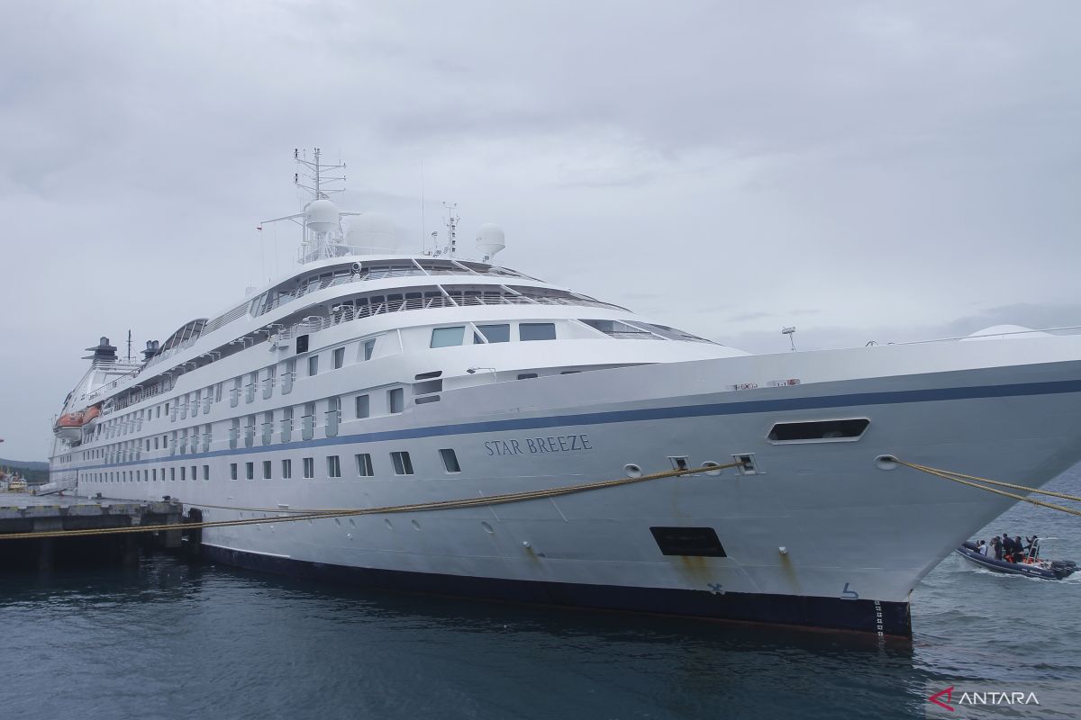 Kapal pesiar Star Breeze berbendera Bahama sandar di Kupang