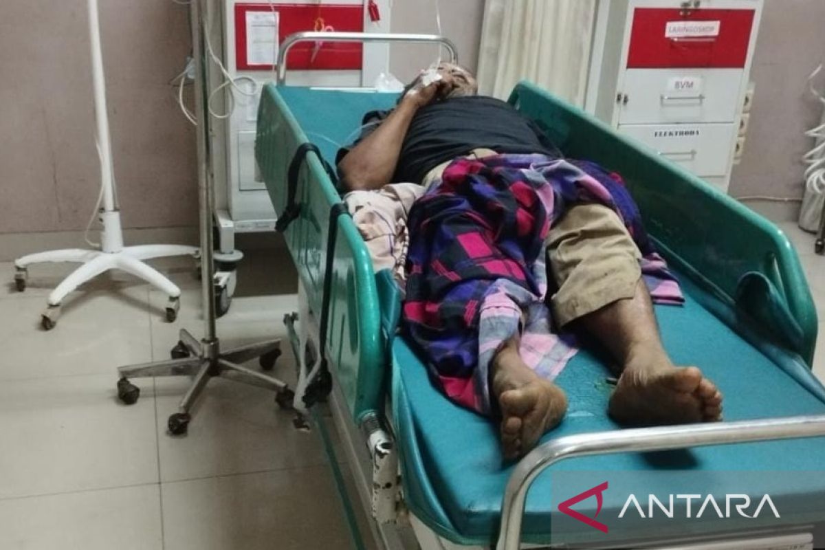 Nahas, pasutri di Sukabumi tertimpa pohon kelapa yang tumbang satu meninggal