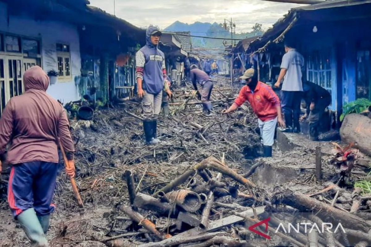 BPBD sebut banjir bandang, permukiman warga Bondowoso terendam lumpur 60 cm