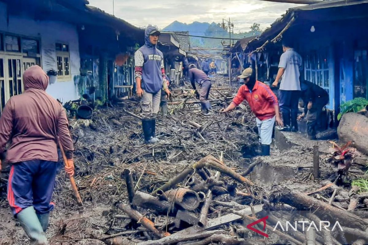 Banjir bandang, permukiman warga Bondowoso terendam lumpur 60 cm