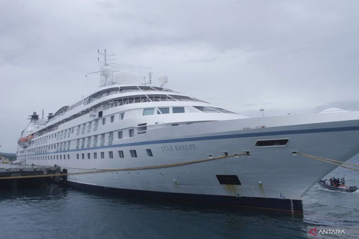 Kapal pesiar Star Breeze berbendera Bahama sandar di Kupang, NTT