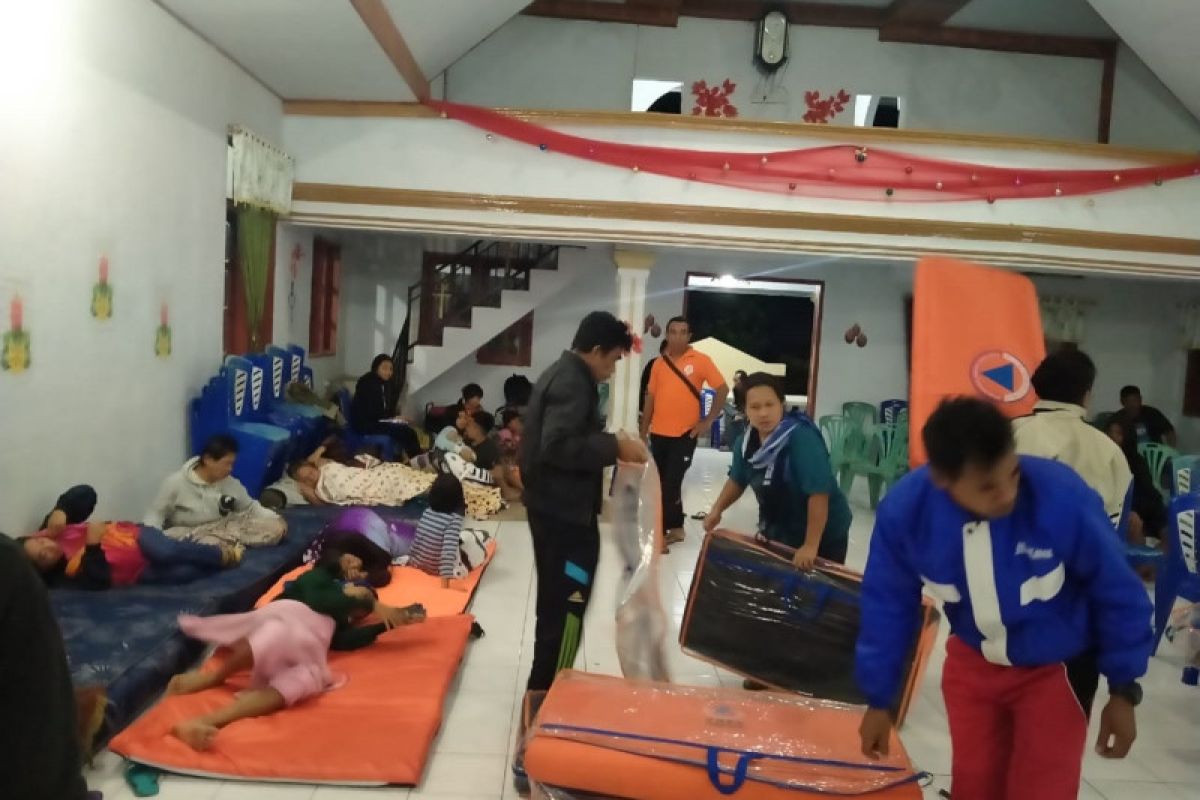 Puluhan warga Dompase mengungsi akibat luncuran lava pijar Karangetang