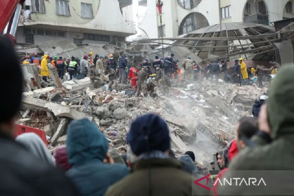 Seorang wanita berhasil selamat setelah seminggu terperangkap puing gempa Turki