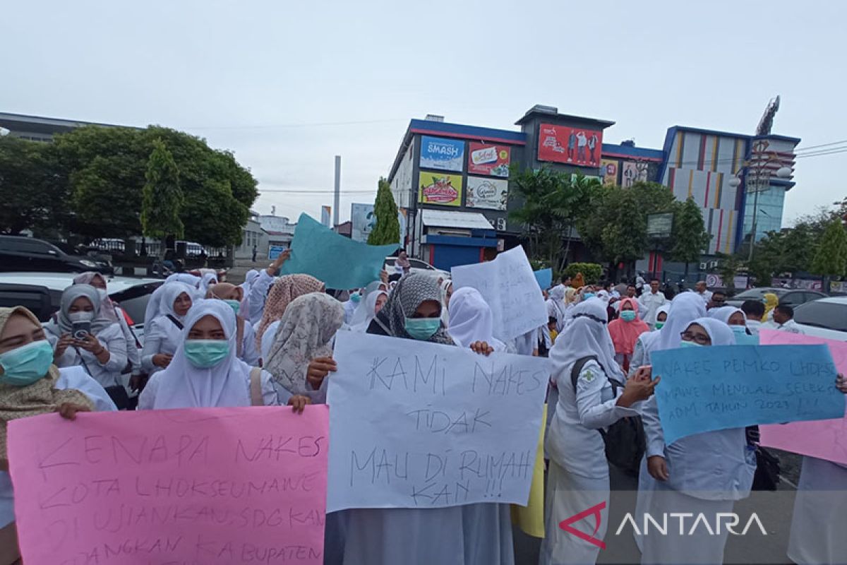 Ratusan tenaga kesehatan unjuk rasa, tolak dirumahkan