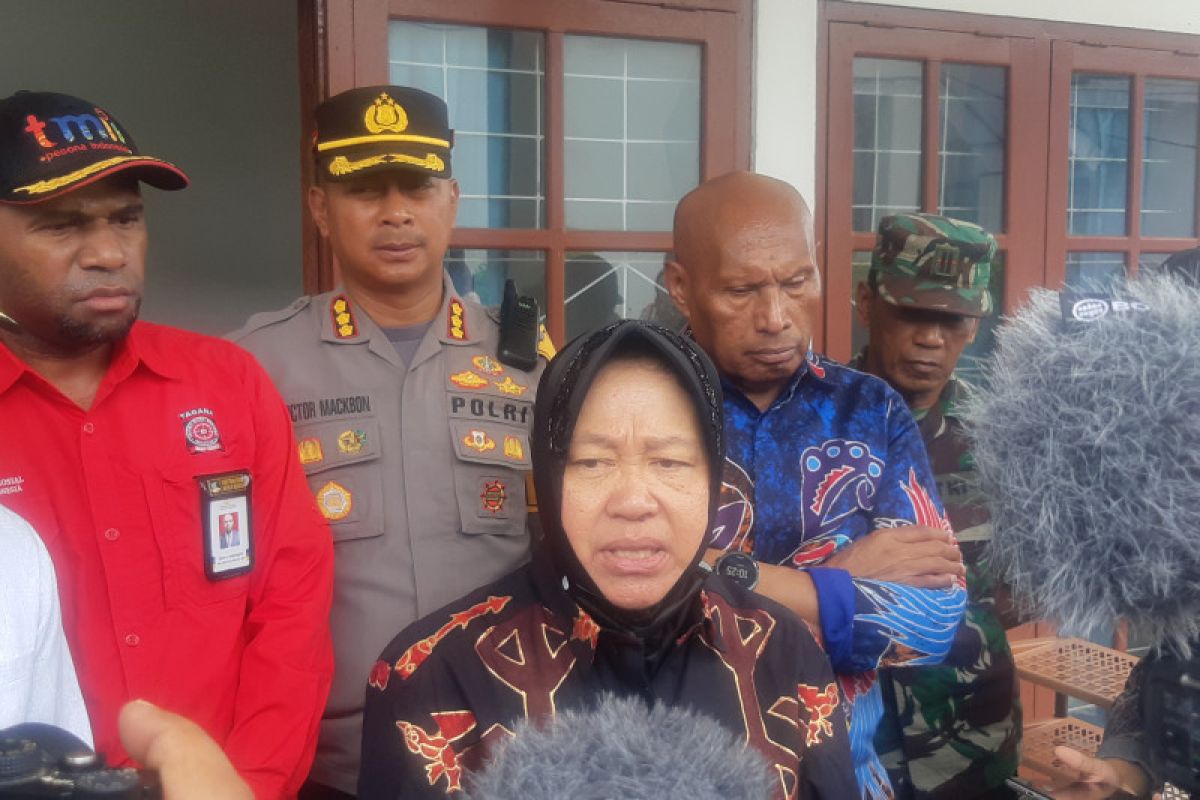 Minister disburses compensation, aid for victims of Jayapura quake