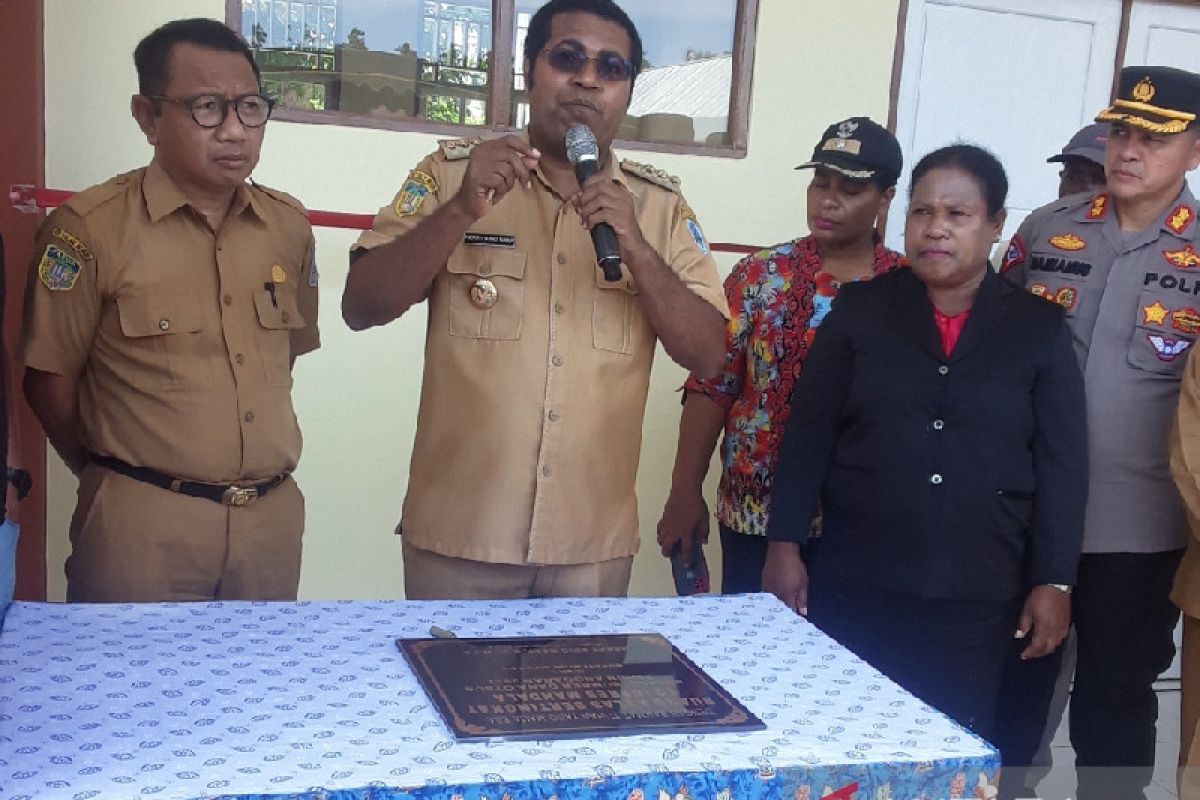 Bupati Biak resmikan gedung SD Inpres Mandala dibangun dana Otsus Rp2,3 miliar