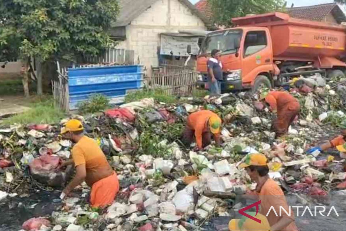 Puluhan ton sampah diangkut dari Kali Pisangan Bekasi