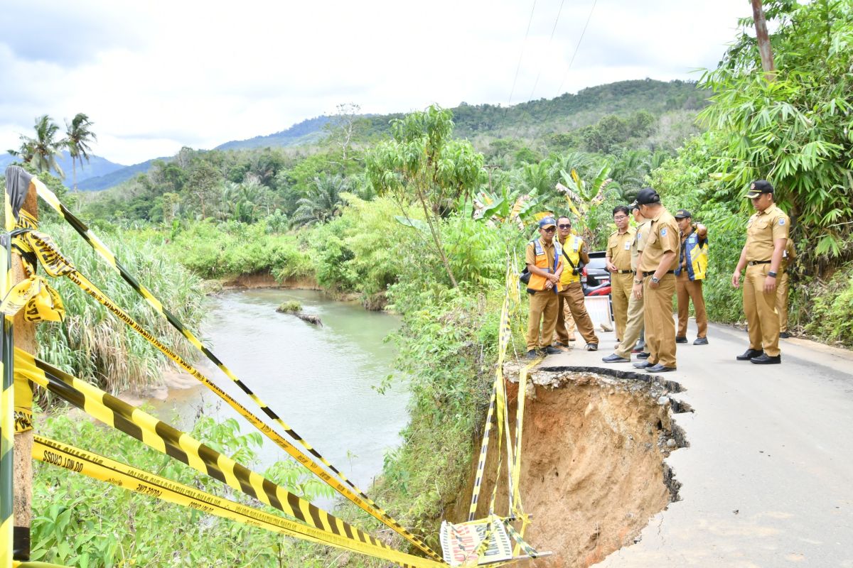 Wabup HSS pantau usul perbaikan jalan terdampak banjir di Loksado