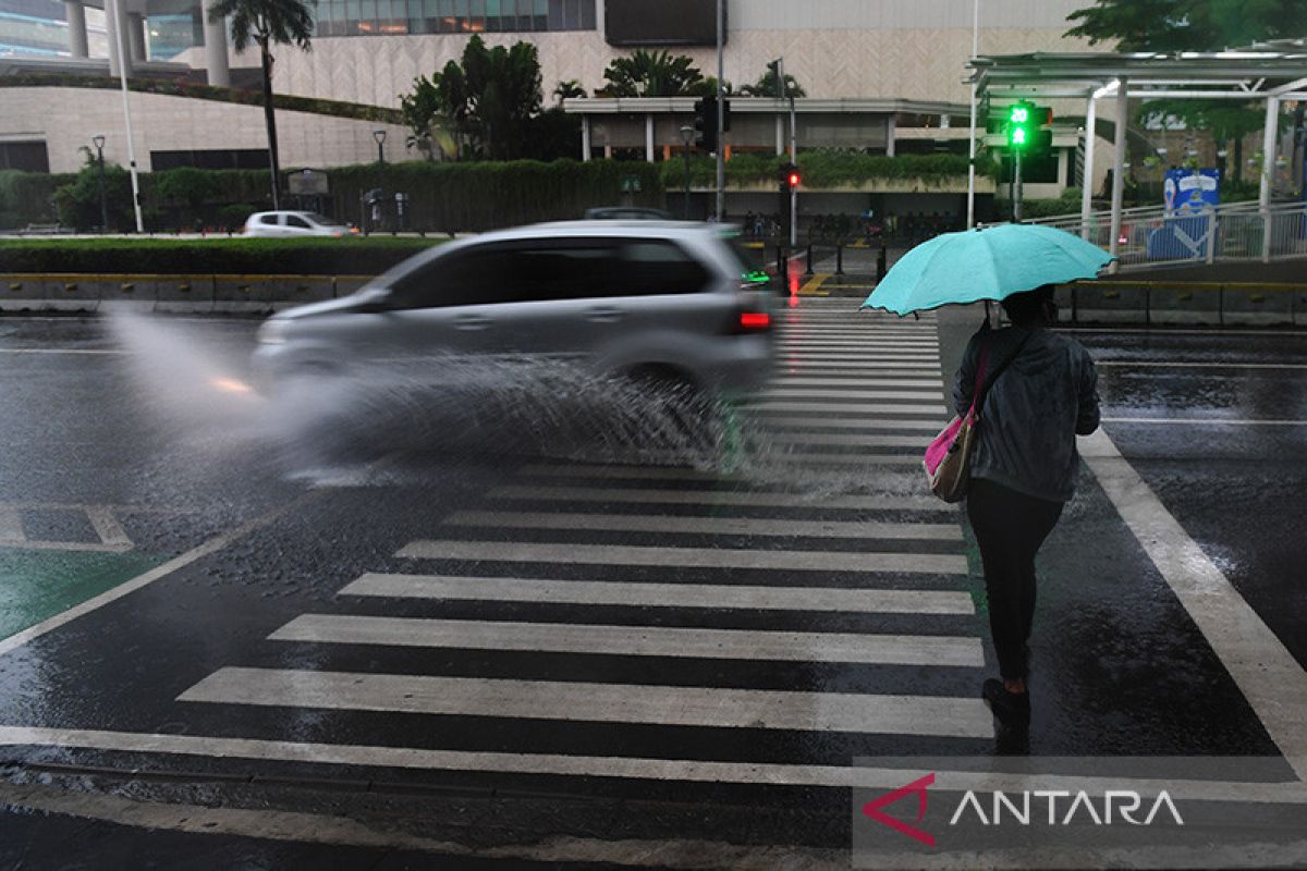 Hujan lebat berpotensi terjadi di sejumlah wilayah di Indonesia hari ini